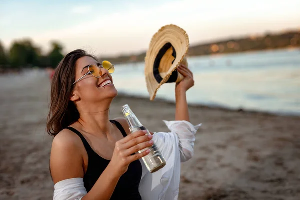 Young Woman Straw Hat Drinking Beer Beach Sunset — Stock Photo, Image