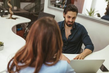 Genç işkadını ve office projesinde analiz işadamı