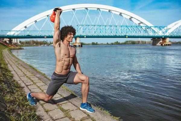 Culturista Haciendo Entrenamiento Corporal Fuerte Con Kettlebell Cerca Del Río —  Fotos de Stock