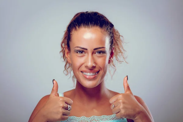 Sorridente Giovane Donna Che Mostra Perfetti Denti Bianchi Con Bretelle — Foto Stock