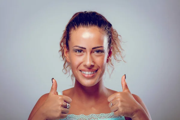 Sorrindo Jovem Mulher Mostrando Dentes Brancos Perfeitos Com Aparelho — Fotografia de Stock