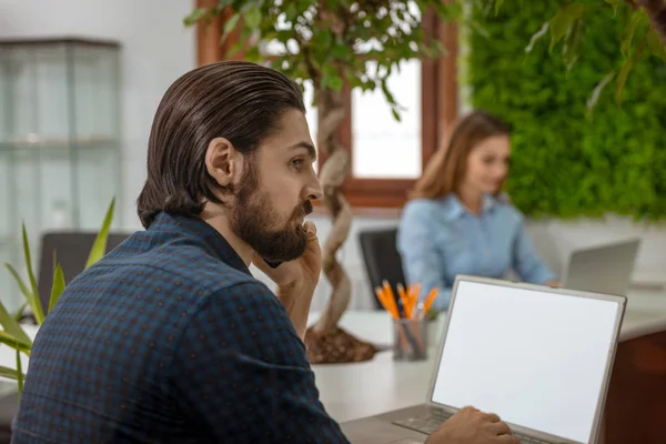 Ung Fundersam Affärsman Analysera Affärsplaner Och Arbetar Laptop Office — Stockfoto