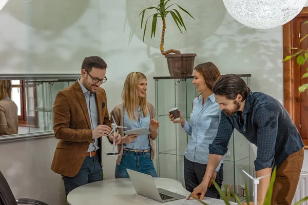 genç mühendisler yel değirmenleri enerji proje Office söz