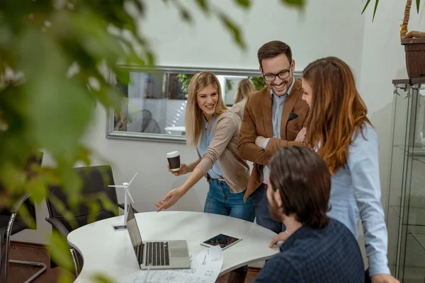 genç mühendisler yel değirmenleri enerji proje Office söz