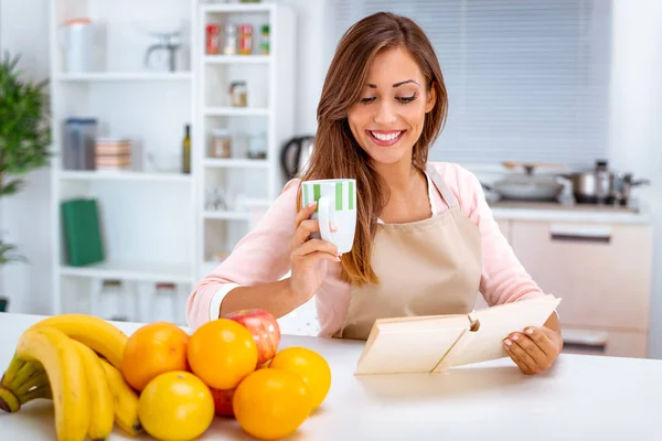 Giovane Donna Che Beve Caffè Legge Libro Cucina — Foto Stock