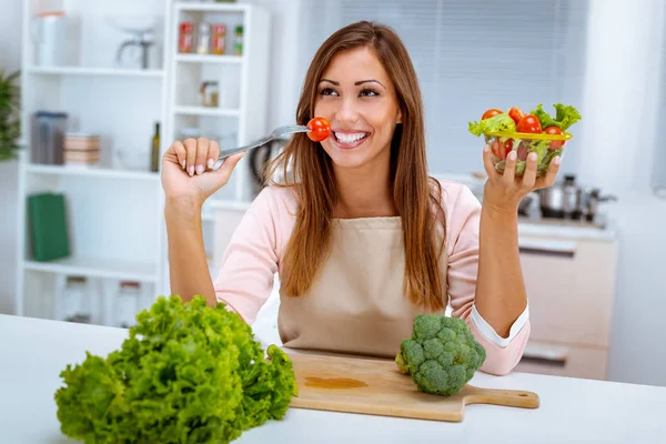 Young Woman Eating Red Cherry Tomato Kitchen — Stock Photo, Image