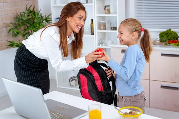 Joven Madre Preparando Hija Para Escuela — Foto de Stock