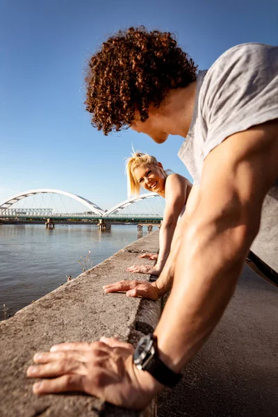 Joven Pareja Sonriente Haciendo Flexiones Entrenamiento Mañana Por Río —  Fotos de Stock