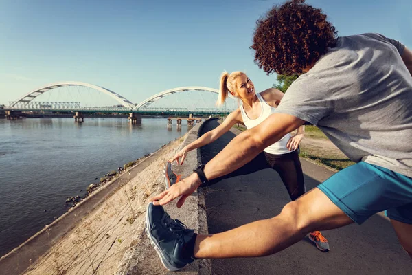 Joven Pareja Feliz Haciendo Ejercicio Estiramiento Por Río Amanecer —  Fotos de Stock