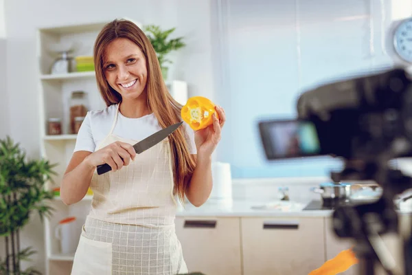 Ung Kvinna Att Hålla Dagliga Blogg Och Berätta Anhängare Hur — Stockfoto