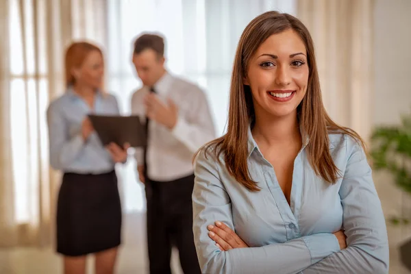 Framgångsrik Ung Affärskvinna Står Stolt Office Med Kollegor Bakgrunden — Stockfoto