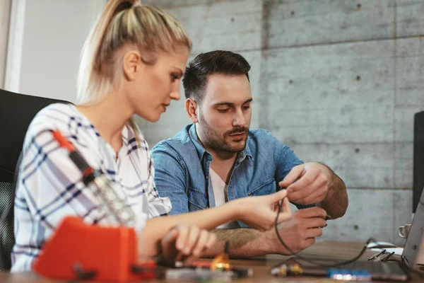 Zwei Junge Geschäftspartner Techniker Mit Schwerpunkt Auf Der Reparatur Von — Stockfoto