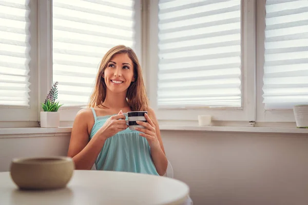 Jonge Lachende Vrouw Genieten Ontspannen Ochtend Met Koffie — Stockfoto