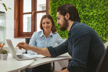 Genç işkadını ve office projesinde analiz işadamı