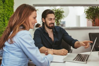 Genç işkadını ve office projesinde analiz işadamı