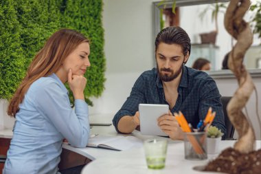 Genç işkadını ve office projesinde analiz işadamı