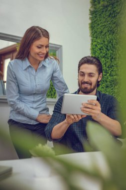 Genç işkadını ve office projesinde analiz işadamı