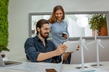 Genç işkadını ve office projesinde analiz işadamı