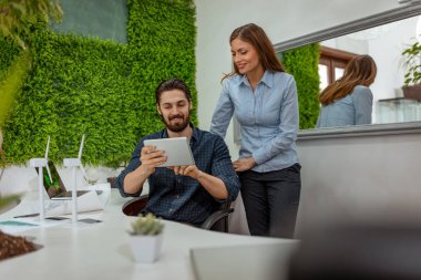 Genç işkadını ve office projesinde analiz işadamı