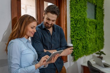 Genç iş arkadaşları sabah kahve molası