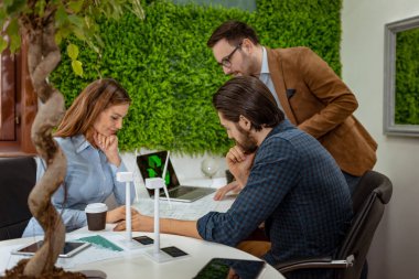 genç mühendisler yel değirmenleri enerji proje Office söz