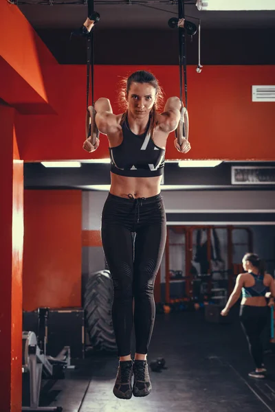 Kaslı Kadın Jimnastikçi Yüzük Spor Salonunda Egzersiz Yapıyor — Stok fotoğraf