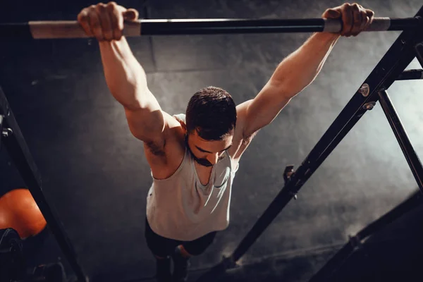 强壮的年轻肌肉男在健身房做拉运动 — 图库照片