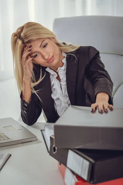 Blonde Geschäftsfrau Arbeitet Hellen Büro — Stockfoto