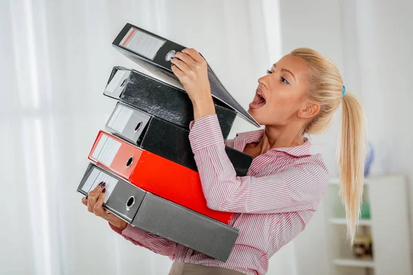 Unga Blonda Kvinnan Håller Stack Pärmar Händer — Stockfoto