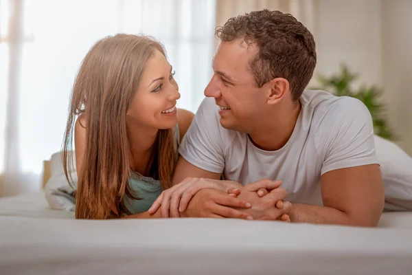 Jovem Casal Divertindo Cama Manhã — Fotografia de Stock