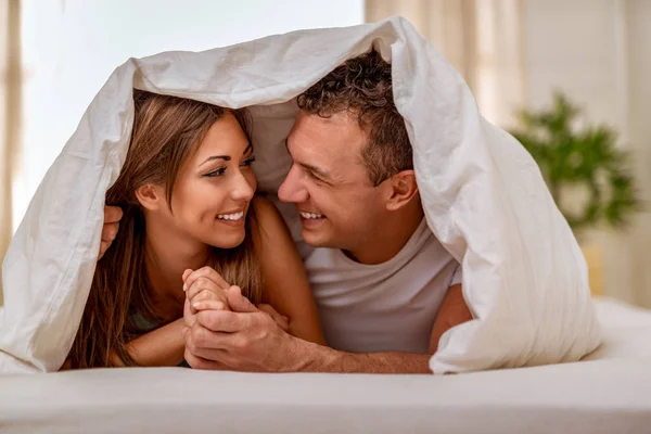 Jovem Casal Divertindo Cama Manhã — Fotografia de Stock