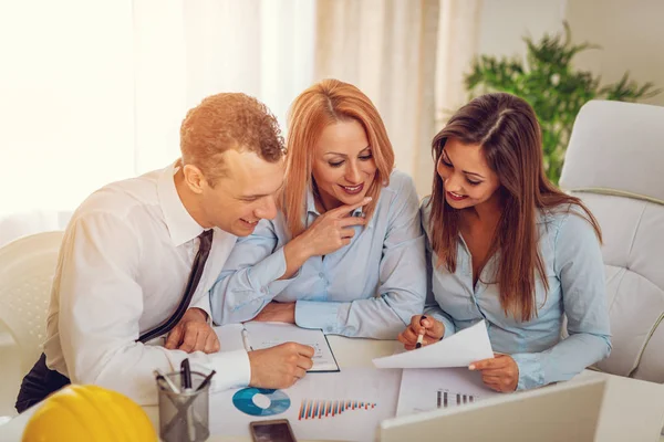 Yakından Office Karşılıklı Proje Üzerinde Genç Profesyonelleri Ekip — Stok fotoğraf