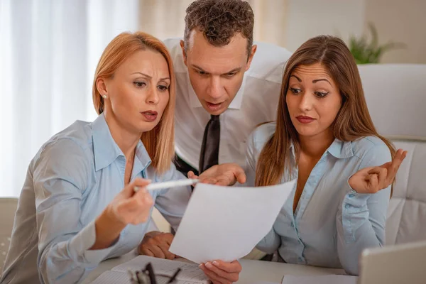 Squadra Tre Giovani Professionisti Che Lavorano Stretto Contatto Sul Progetto — Foto Stock