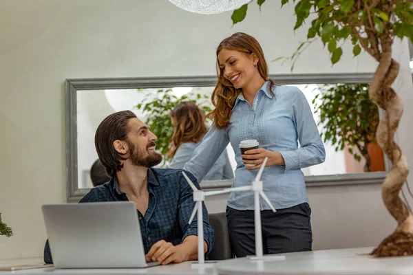 Jungunternehmerin Und Geschäftsfrau Analysieren Projekt Amt — Stockfoto