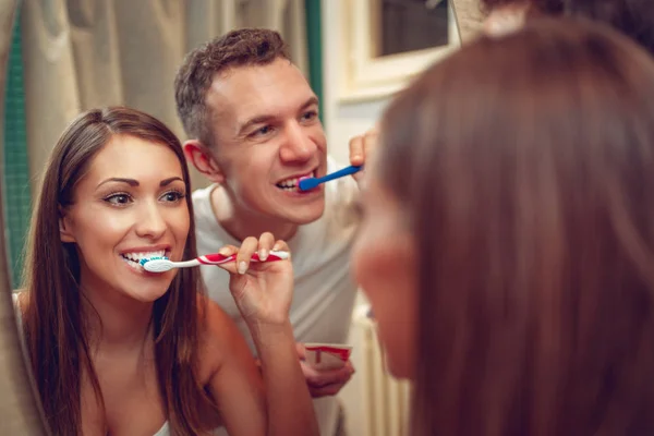 Jeune Couple Heureux Brossant Les Dents Devant Miroir Salle Bain — Photo