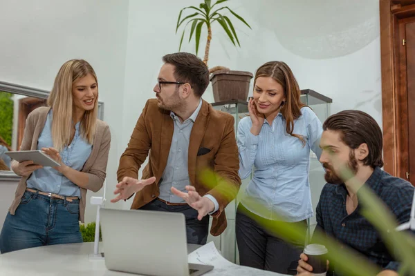 Giovani Ingegneri Parlano Progetti Energetici Dei Mulini Vento Ufficio — Foto Stock