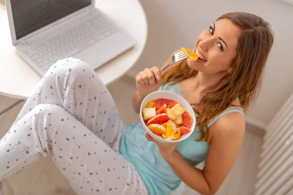 Young Smiling Woman Eating Fruit Salad Morning — Stock Photo, Image