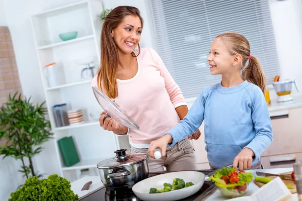 Moeder Dochter Samen Koken Gezonde Maaltijd Keuken — Stockfoto