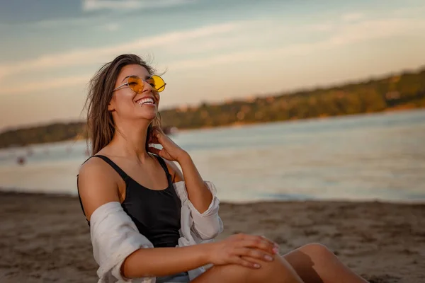 Jovem Mulher Com Óculos Sol Amarelos Relaxante Pôr Sol Margem — Fotografia de Stock