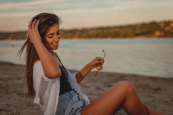 Mujer Joven Con Gafas Sol Amarillas Relajándose Atardecer Orilla Del —  Fotos de Stock