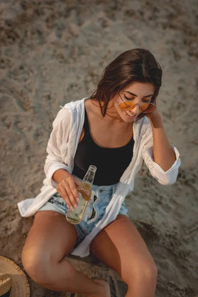 Mujer Joven Con Gafas Sol Amarillas Bebiendo Cerveza Playa Atardecer —  Fotos de Stock