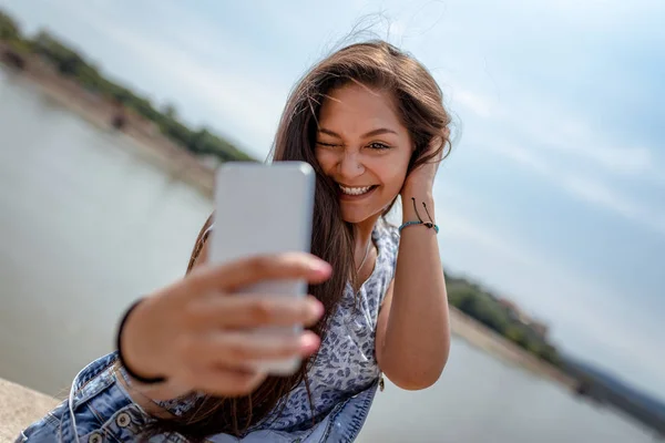 Gladlynt Kvinna Tar Selfie Och Njuter Staden Rivershore — Stockfoto