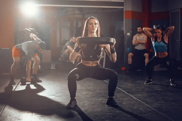 Young Muscular Woman Doing Hard Exercise Heavy Plate Gym — Stock Photo, Image