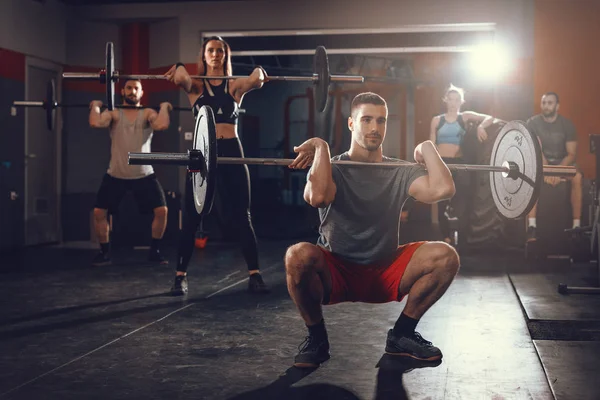 Junge Muskulöse Menschen Beim Turnen Mit Der Langhantel Fitnessstudio — Stockfoto
