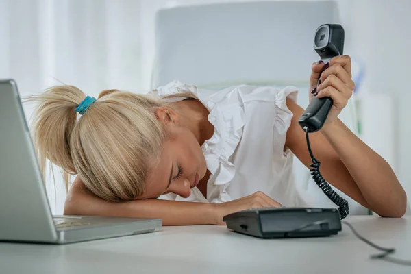 Jovem Empresária Cansada Com Dor Cabeça Trabalhando Escritório — Fotografia de Stock