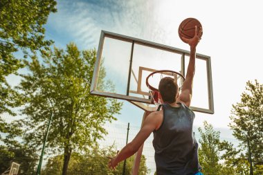 Sokak sahada basketbol eğitim genç adam
