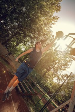 Sokak sahada basketbol eğitim genç adam