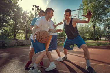 Sahada basketbol basketbol oyuncuları