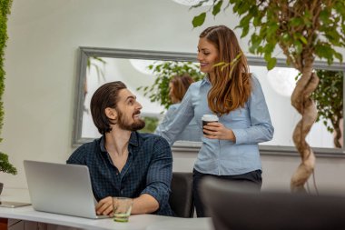 Genç işkadını ve office projesinde analiz işadamı