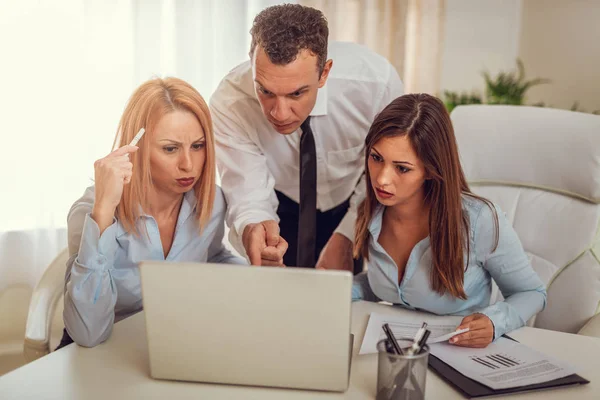 Team Tre Unga Yrkesverksamma Arbetar Nära Ömsesidigt Projekt Office — Stockfoto